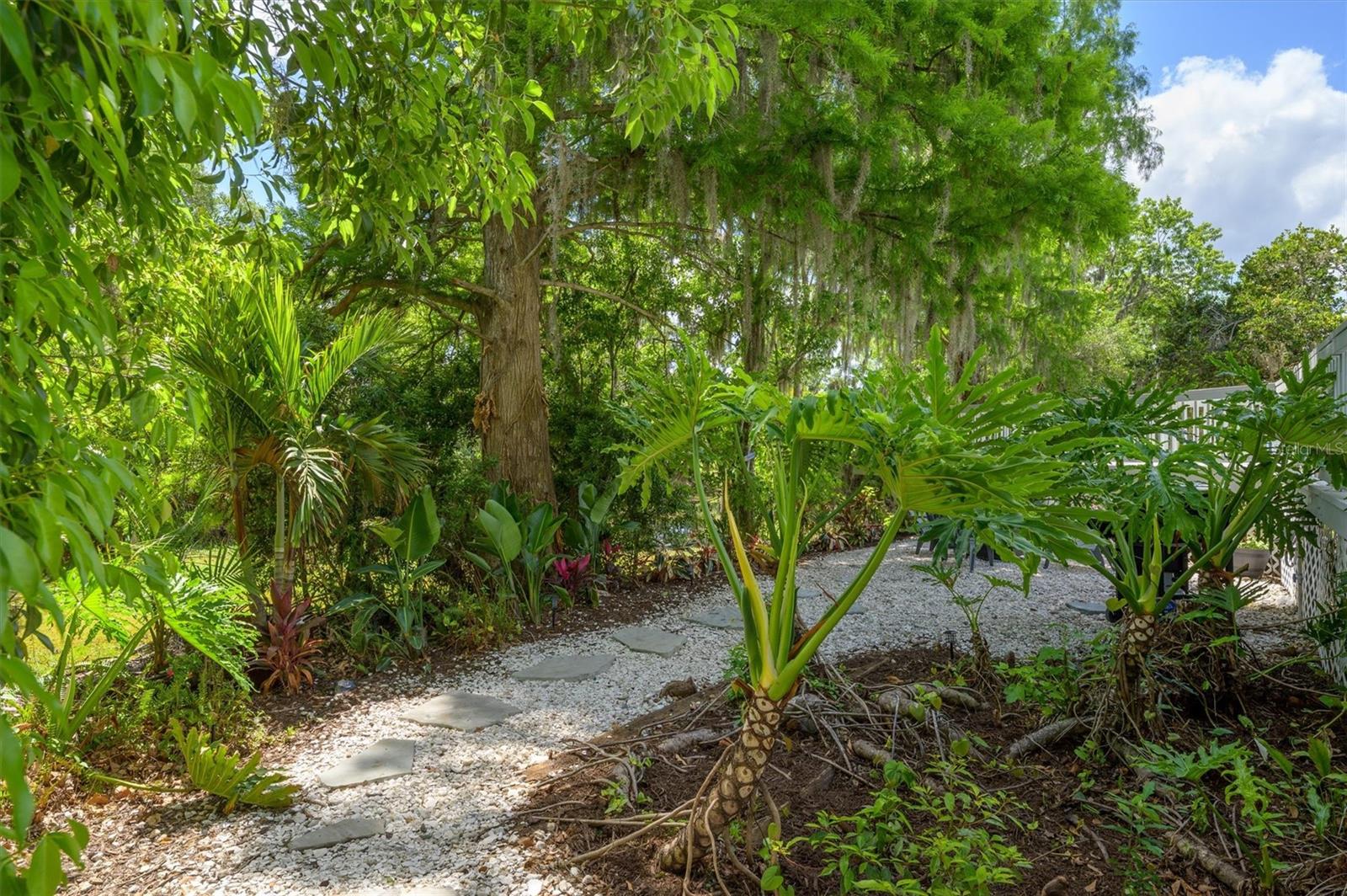 LAKESIDE ESTATES - Residential