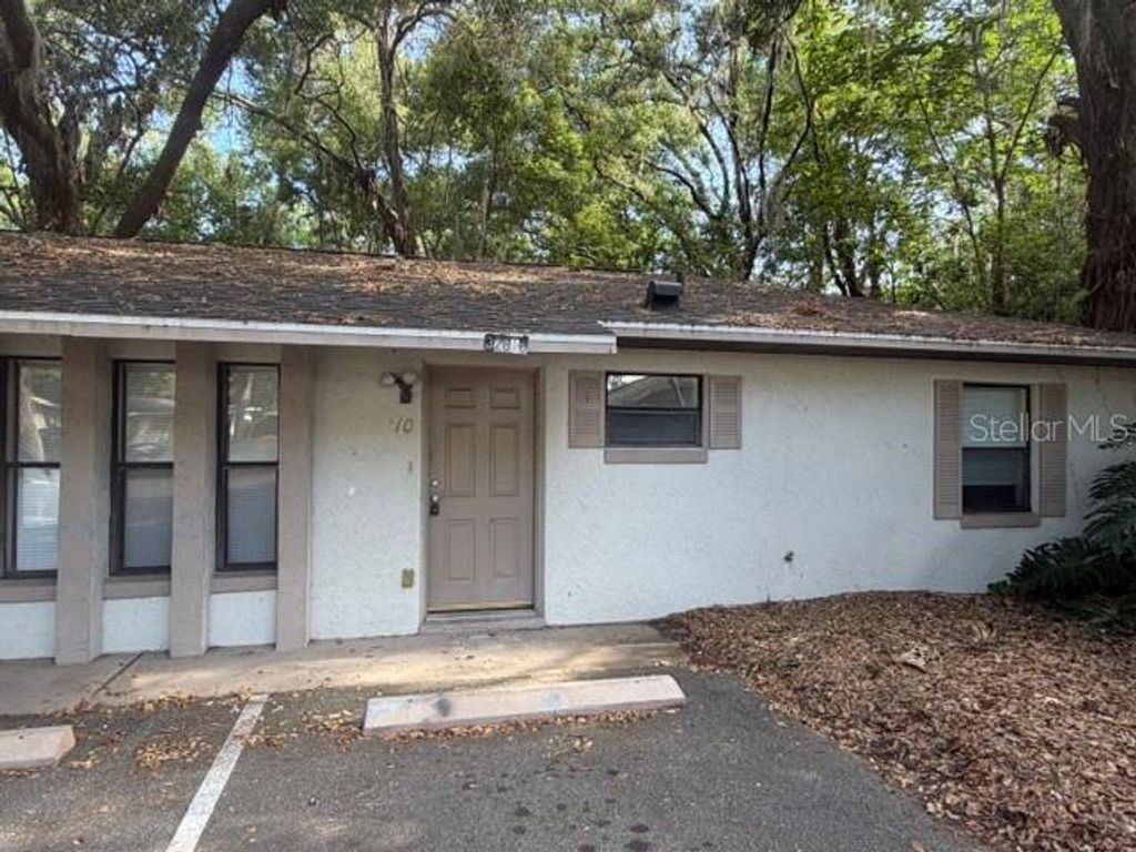 Photo of 32818 Lake Square Court #10, Leesburg, FL 34788 (MLS # G5111827)