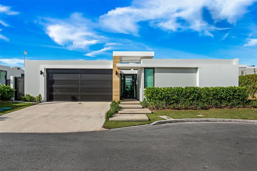 ¡Única Propiedad Disponible  en Cul-De-Sac!
Terrera.
Elegancia y Tranquilidad que mereces disfrutar todos los días.
¿Quieres vivir en el área del momento, en una propiedad cómoda, elegante y con el mejor "Location" de Bayamón y quede cerca de todo?

Lista para mudarte. No tienes que pasar por el stress de; buscar contratistas, esperar, remodelación, regueros, polvo. ¡Aquí lo tienes TODO!

Desarrollo altamente codiciado en el corazón de esta comunidad planificada, hogares modernos para satisfacer a las familias mas exigentes. Diseño arquitectónico contemporáneo con espacios abiertos (Open Concept). Techos de 12 pies de altura en área de cocina, sala y comedor. Techo en todas las habitaciones de 9  pies de altura. Master Room con Walk In Closet.
Enseres Monogram. Incluye: Nevera, lava platos, estufa, extractor, microondas, horno, vinera, lavadora y secadora. 
Cocina Remodelada con Panel Ready en elegante azul mate. Tope y Backsplash en Cuarzo.
Elegante terraza con piscina de agua salada y calentador. Ducha y baño. 
Áreas Comunes:
Piscina Estilo Hotel. Casa Club. Gimnasio. Media Cancha de Baloncesto. Cancha de Beach Tennis. Columpios. 
Localización Perfecta:
Prestigiosos Colegios: Baldwin, American Academy, Maristas (A 4 millas).
Supermercados: Costco, Supermax y Pueblo (A 3 millas).
Rio Bayamón Golf Course (A 3 millas).
Plaza Río Bayamón: Planet Fitness. Restaurantes; Texas Roadhouse, QDOBA, Chilis, Sizzler,  Basking Robbins, Starbucks. Farmacias. (A 2 millas).
Riviera Tennis Center: 6 Canchas de Pickleball. 3 Canchas de Paddle. 6 Canchas de Beach Tennis. 4 Canchas de Tennis.