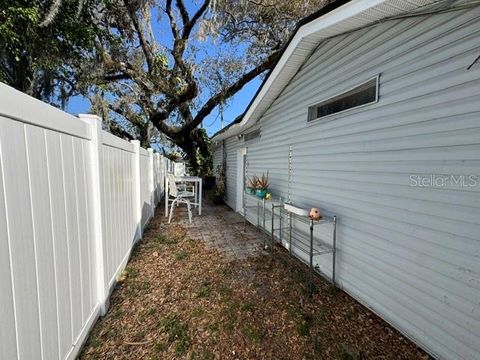 A home in LAKELAND