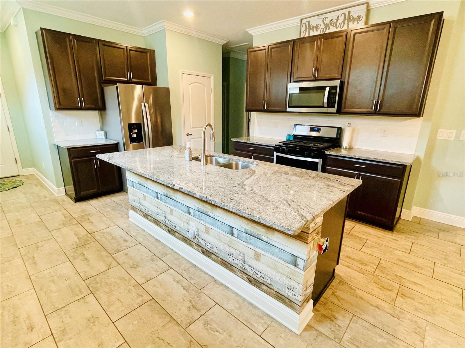 5635 LOS ROBLES COURT