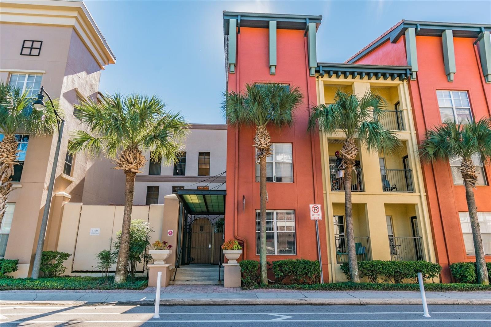 Beautiful condo at the highly desirable Madison at SoHo in the heart of Hyde Park's SoHo District. You will find yourself just steps from South Tampa's best restaurants, shopping, major conveniences, fitness centers, entertainment spots and Bayshore Blvd. Located only minutes drive from downtown Tampa and Westshore business districts and Tampa International Airport. The Madison at SoHo is a gated community, featuring garage parking, a resort-style pool with cabanas and hot tub. This home features wood flooring, granite countertops in kitchen and bathroom!
