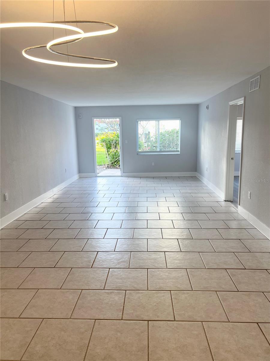 LAKE OVERLOOK APTS - Residential