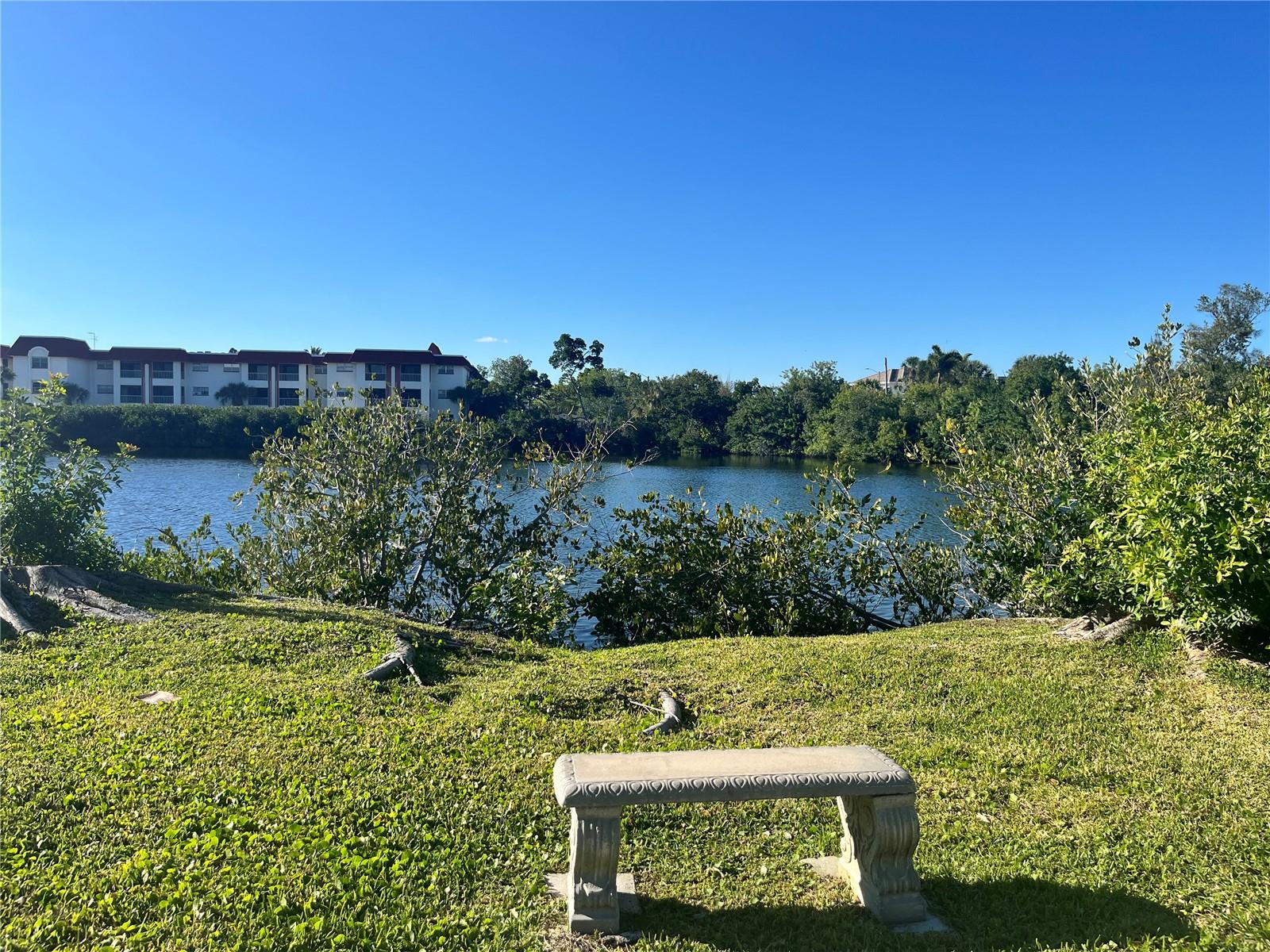LAKE OVERLOOK APTS - Residential