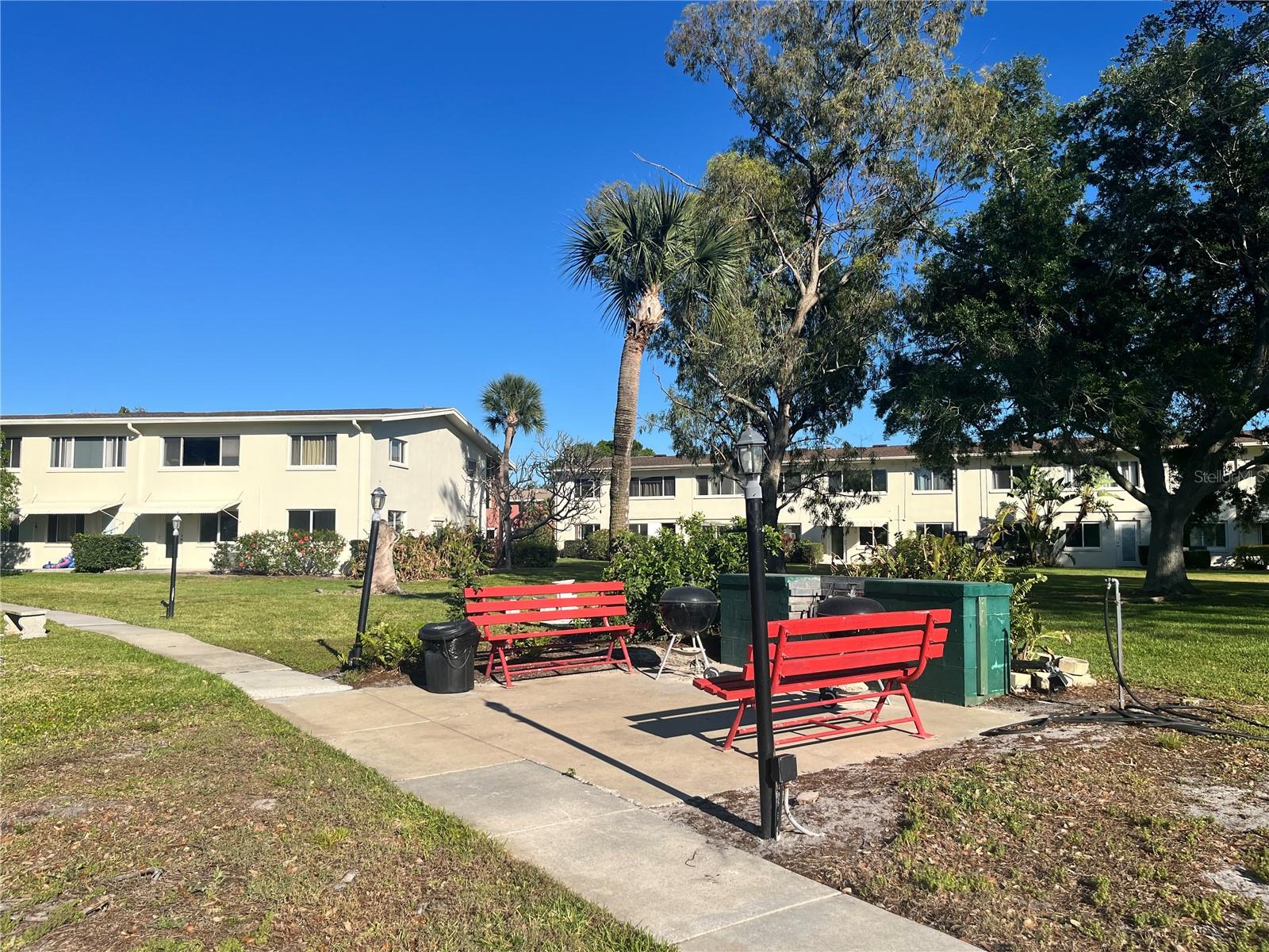 LAKE OVERLOOK APTS - Residential