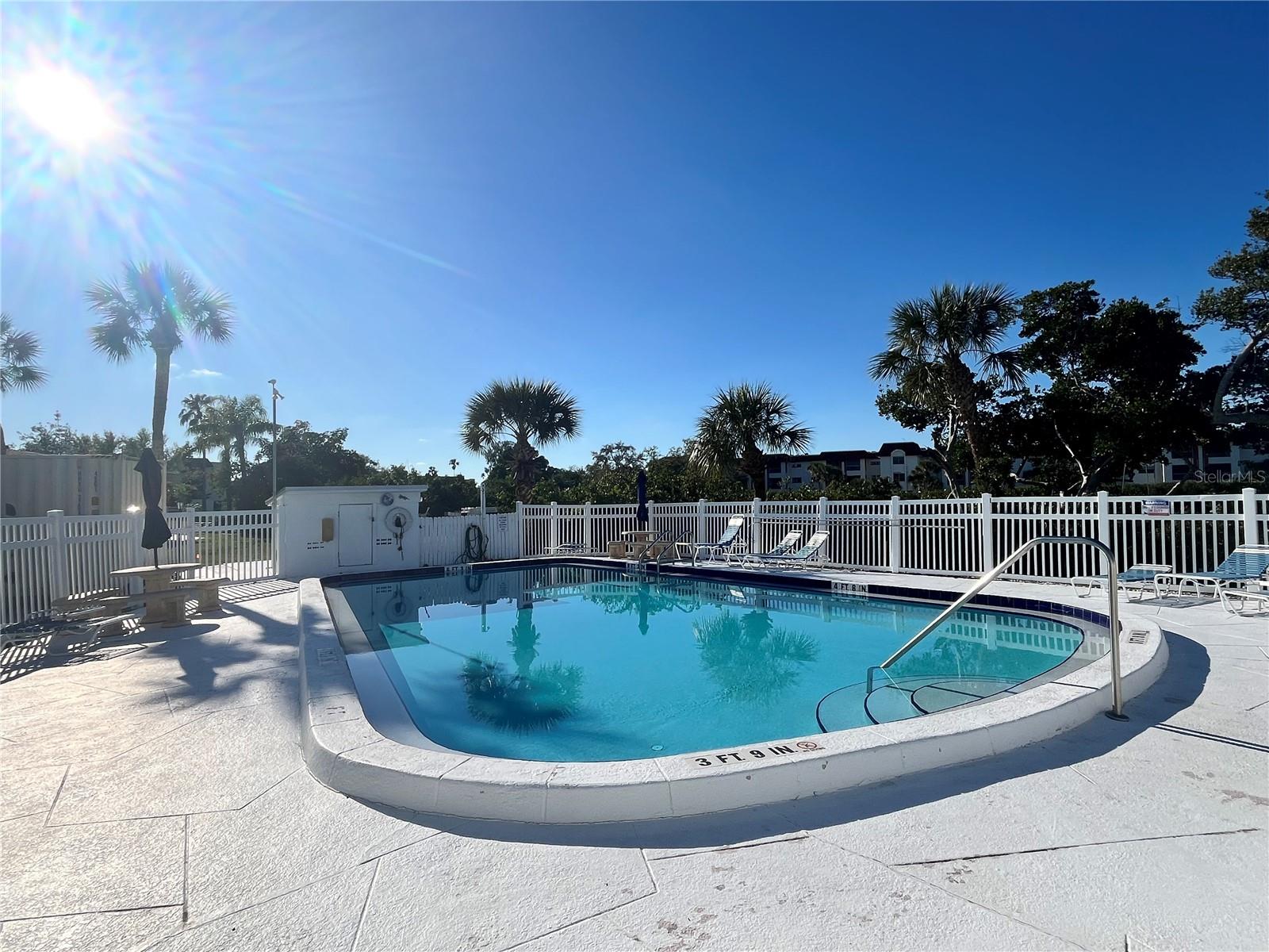 LAKE OVERLOOK APTS - Residential