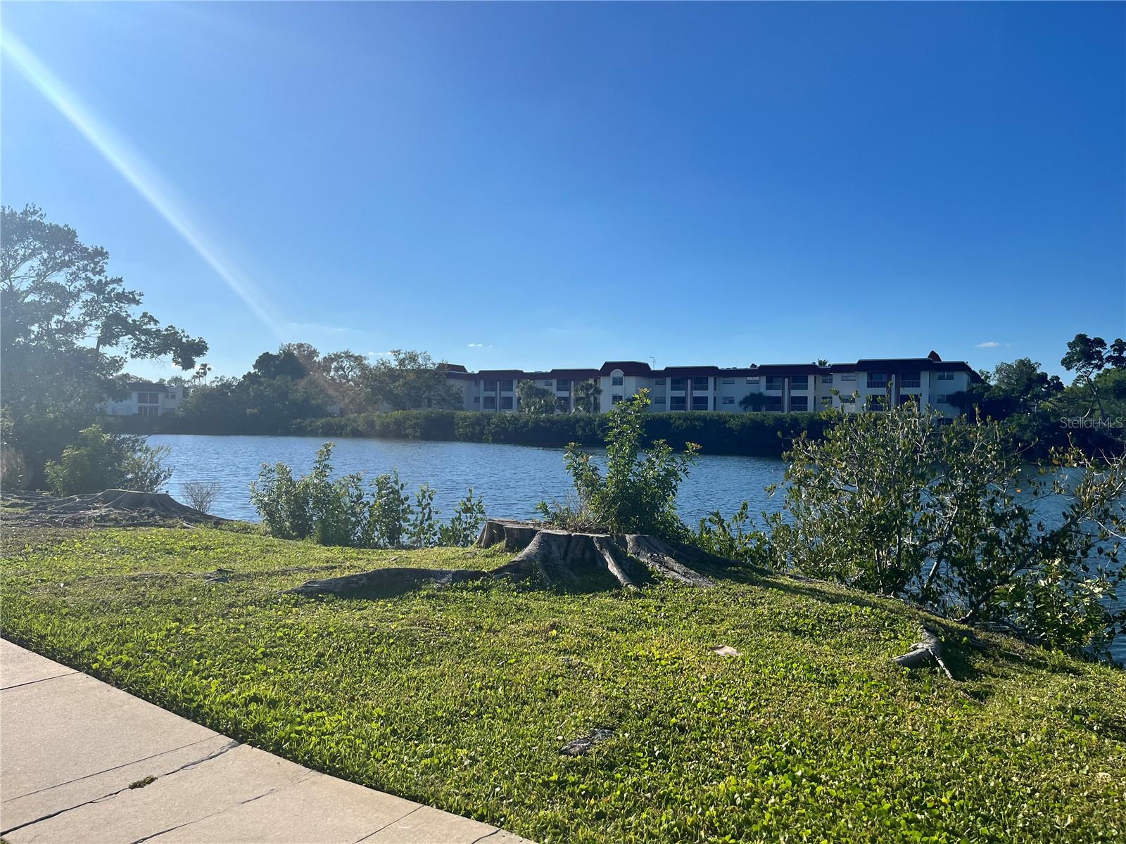 LAKE OVERLOOK APTS - Residential