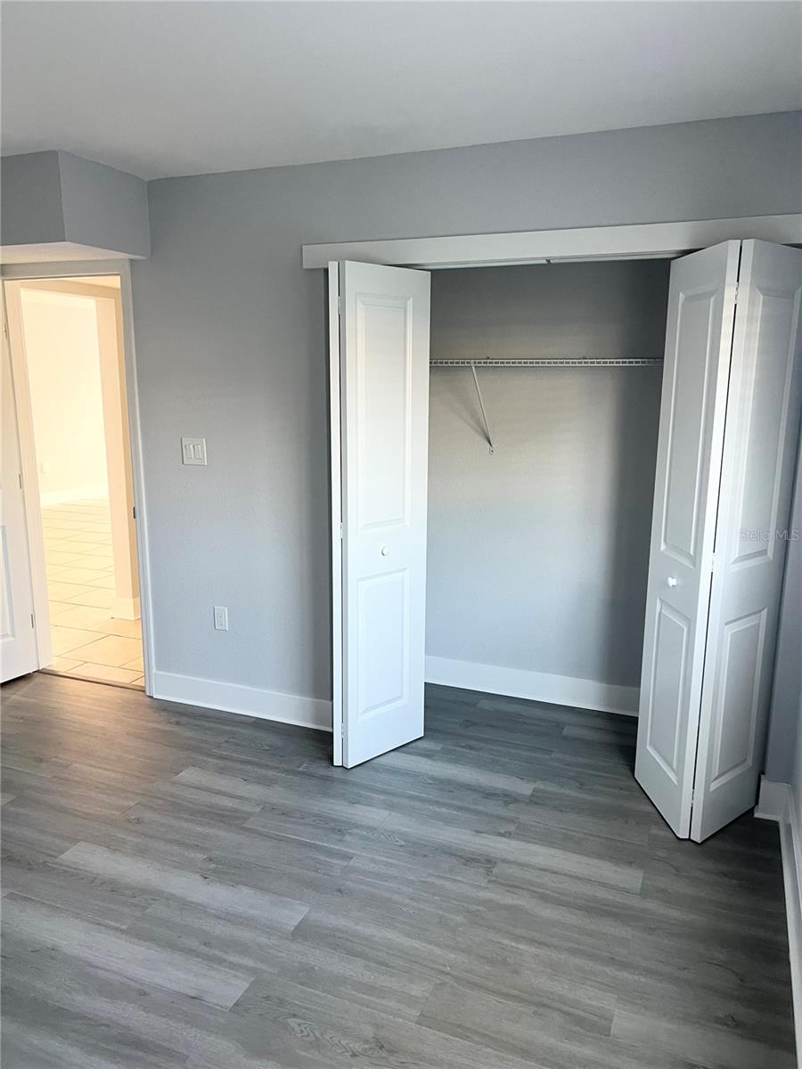 LAKE OVERLOOK APTS - Residential