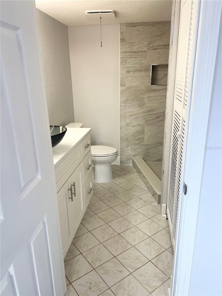 LAKE OVERLOOK APTS - Residential