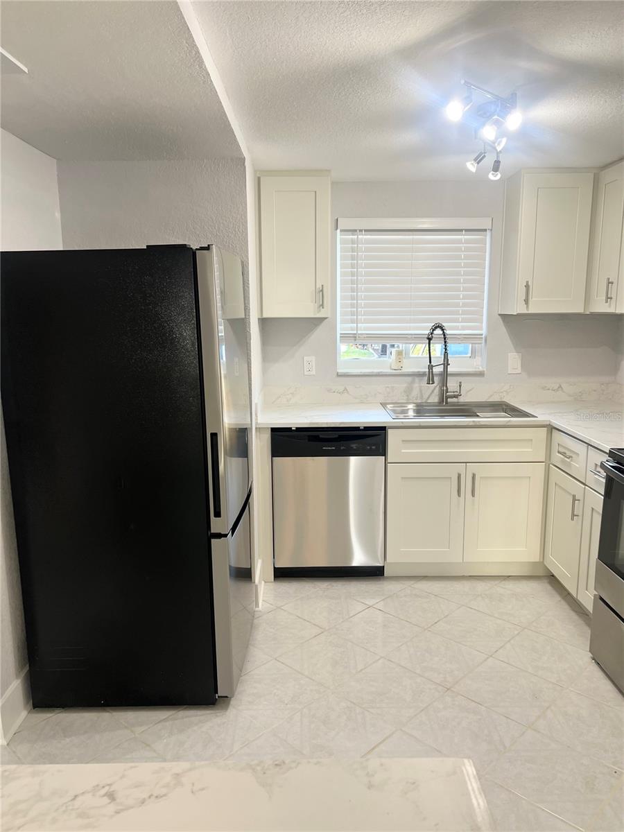 LAKE OVERLOOK APTS - Residential