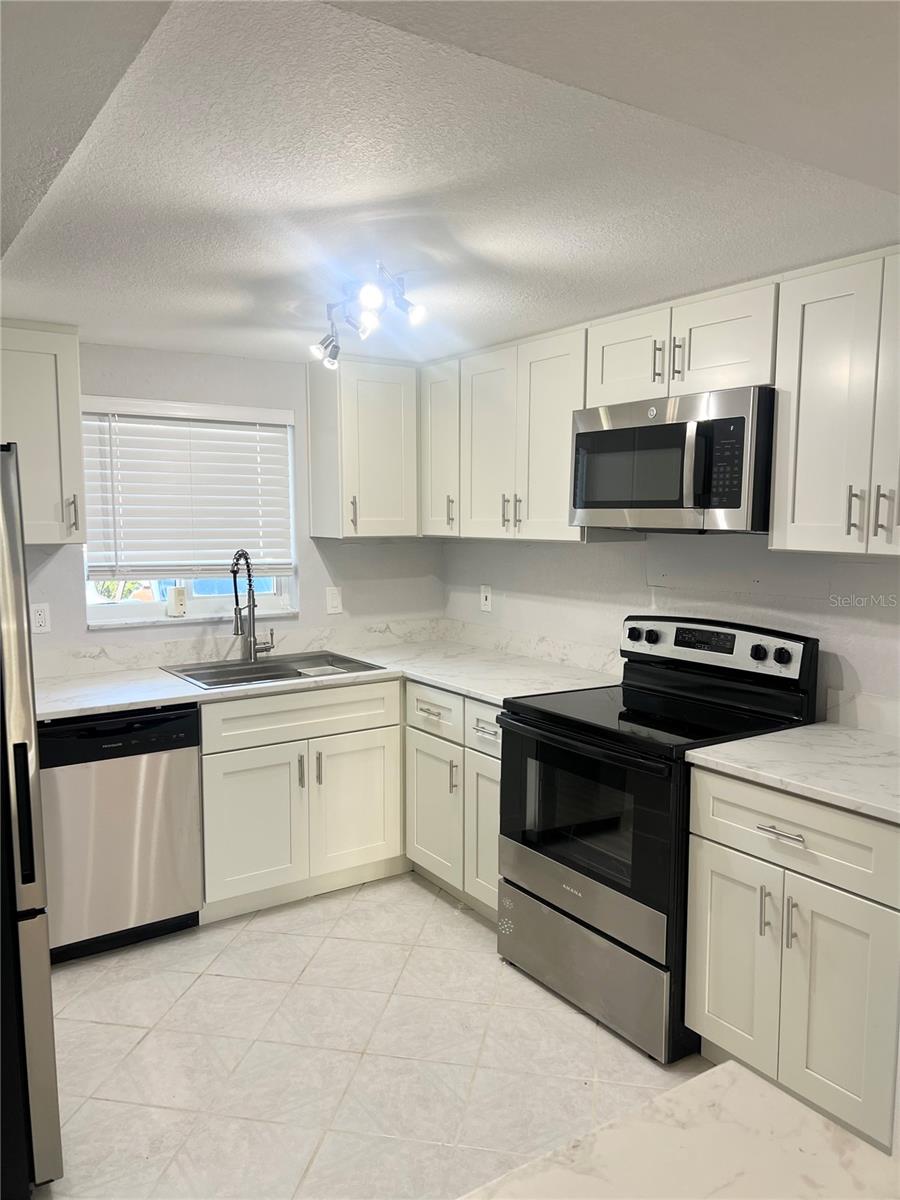 LAKE OVERLOOK APTS - Residential
