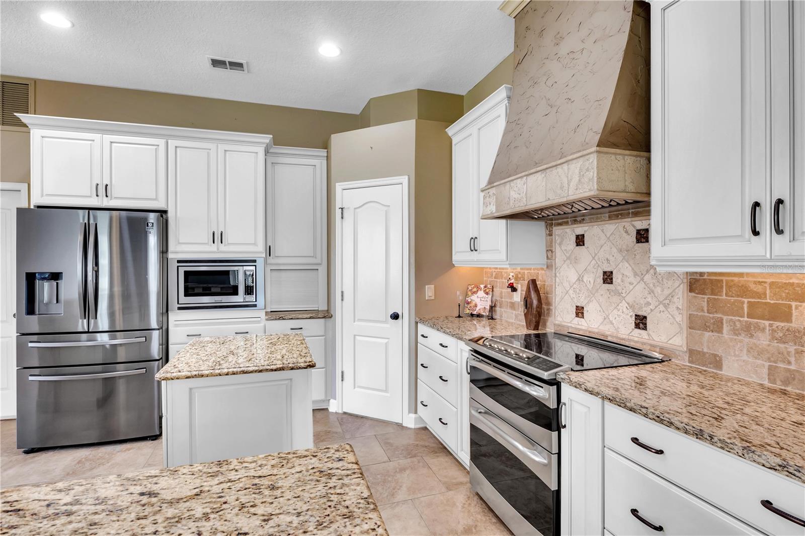 713 CEDARWOOD COURT