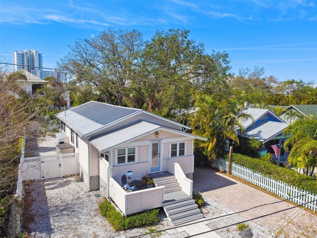 Photo of 652 Ohio Place, Sarasota, FL 34236 (MLS # A4648752)