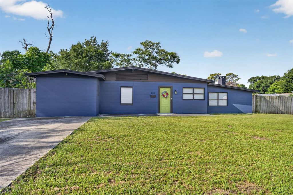Photo of 224 W Pierce Avenue, Orlando, FL 32809 (MLS # O6426828)