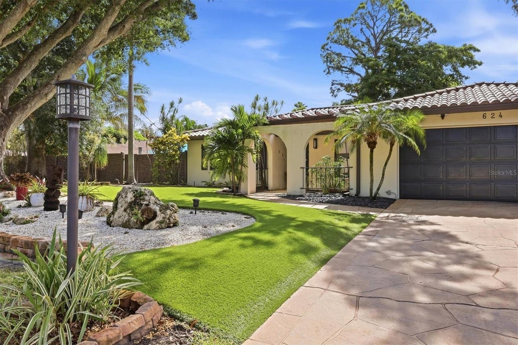 Photo of 624 Saint Andrews Drive, Sarasota, FL 34243 (MLS # A4706233)