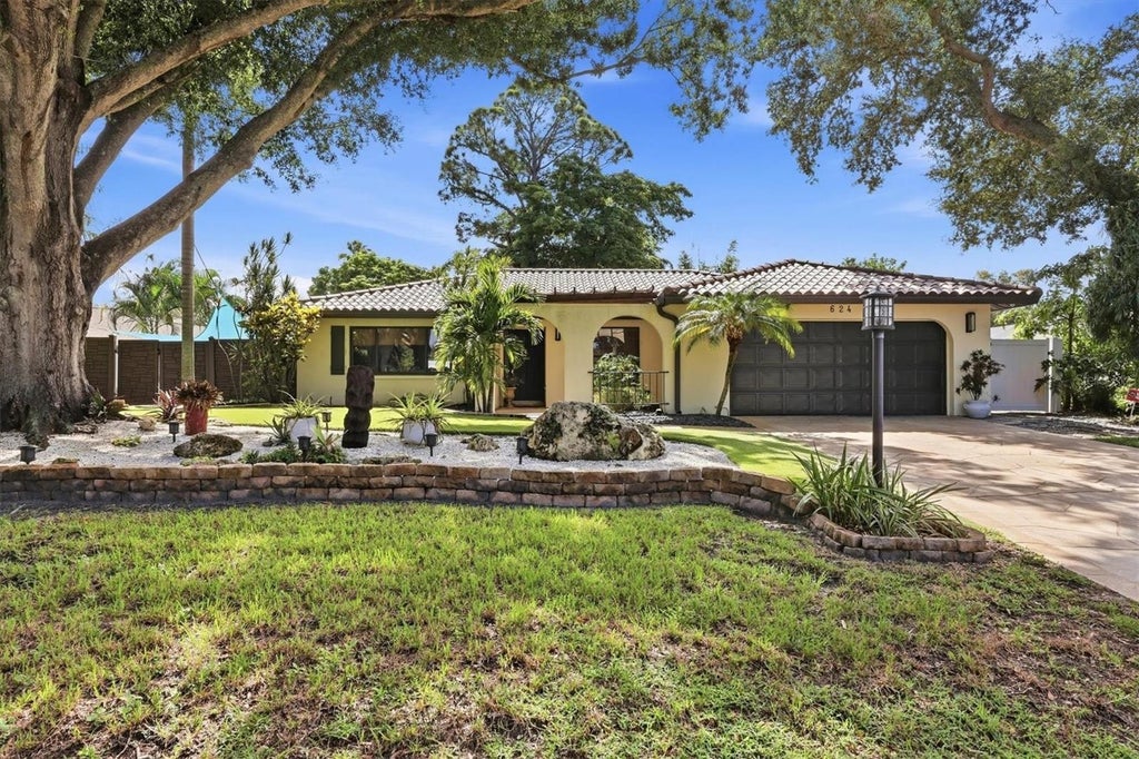 Photo of 624 Saint Andrews Drive, Sarasota, FL 34243 (MLS # A4706233)