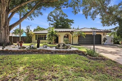 Photo of 624 Saint Andrews Drive, Sarasota, FL 34243 (MLS # A4706233)