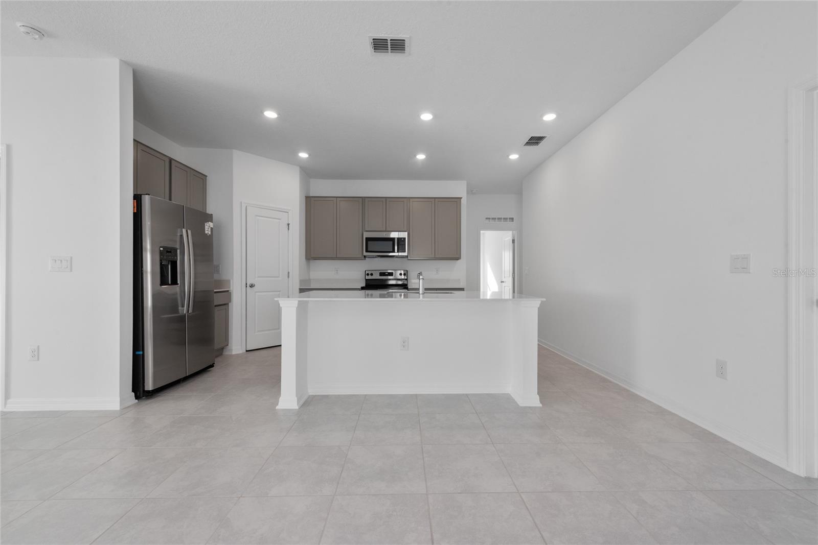 LEOMAS LNDG PH 1 - Residential Lease