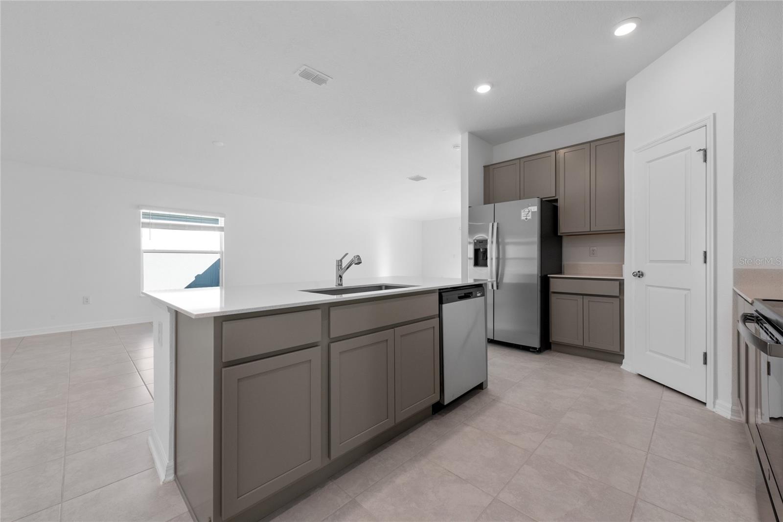 LEOMAS LNDG PH 1 - Residential Lease