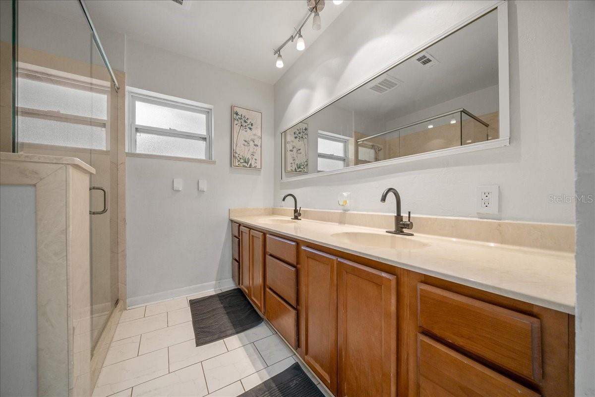 LAKE LOUISE ESTATE - Residential