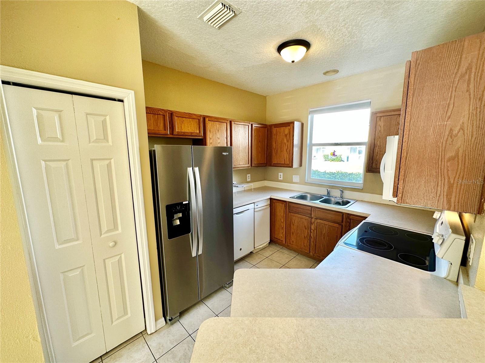 COUNTRY CHASE - Residential Lease