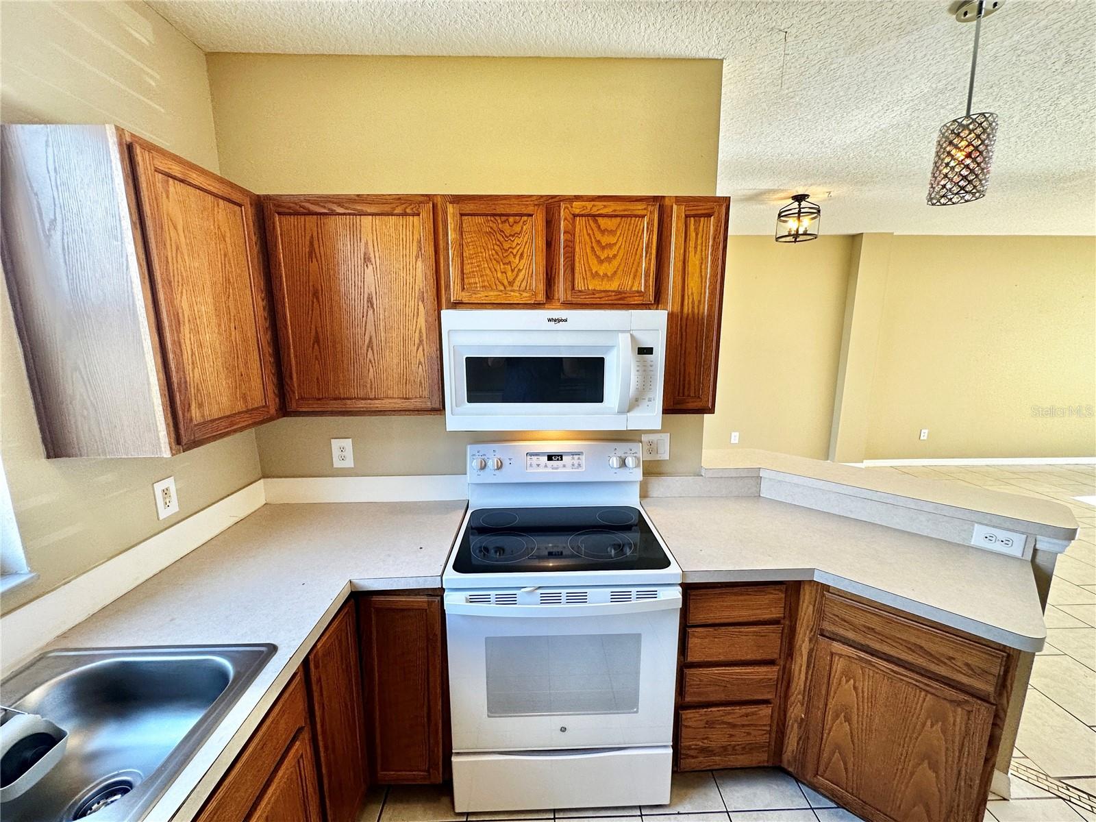 COUNTRY CHASE - Residential Lease