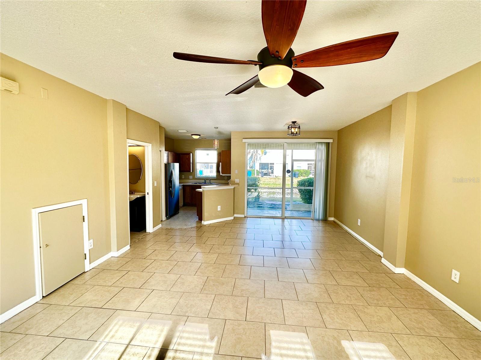 COUNTRY CHASE - Residential Lease