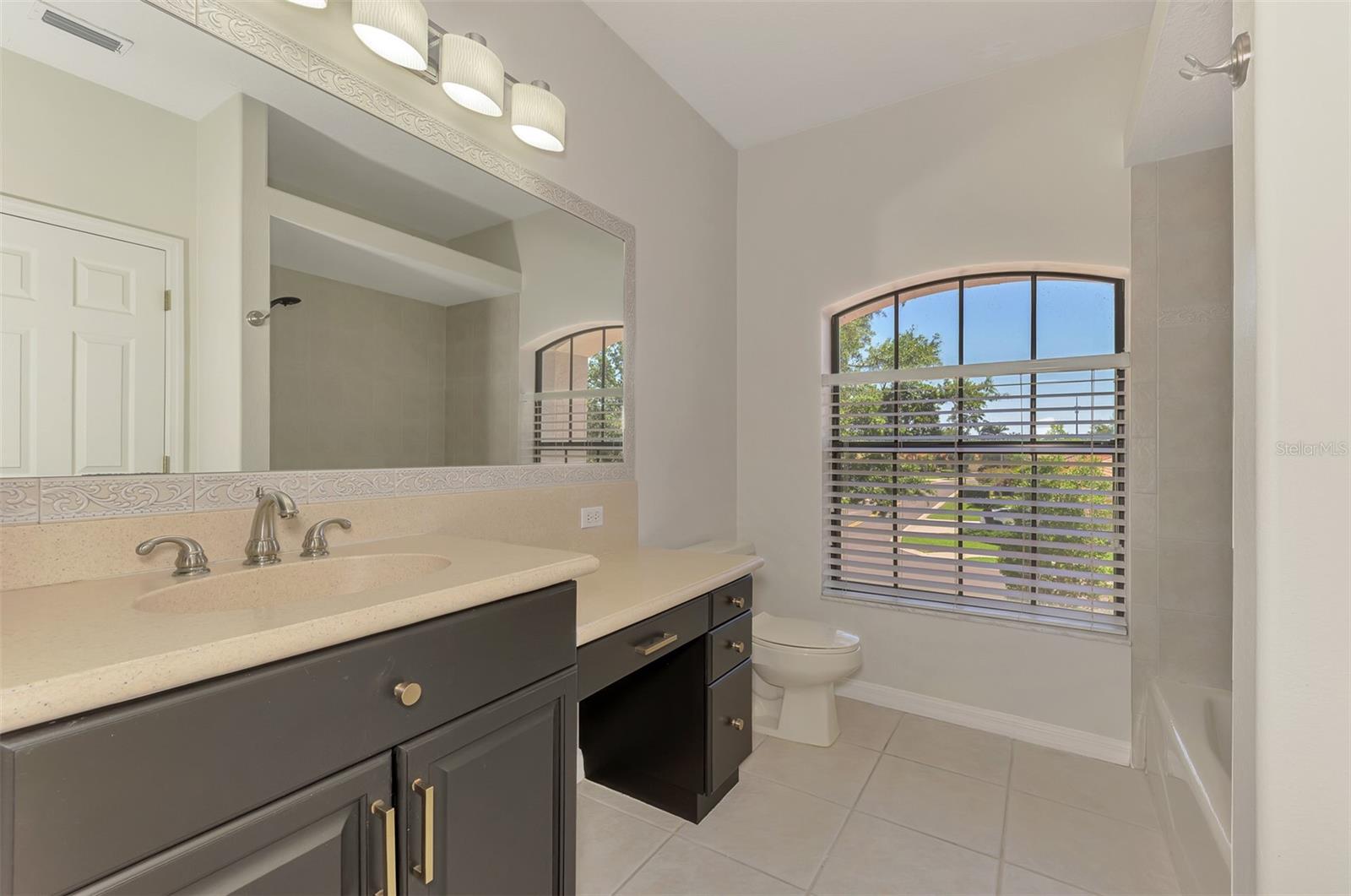 THREE OAKS - Residential
