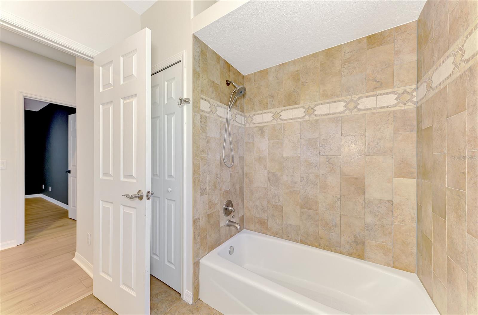 THREE OAKS - Residential