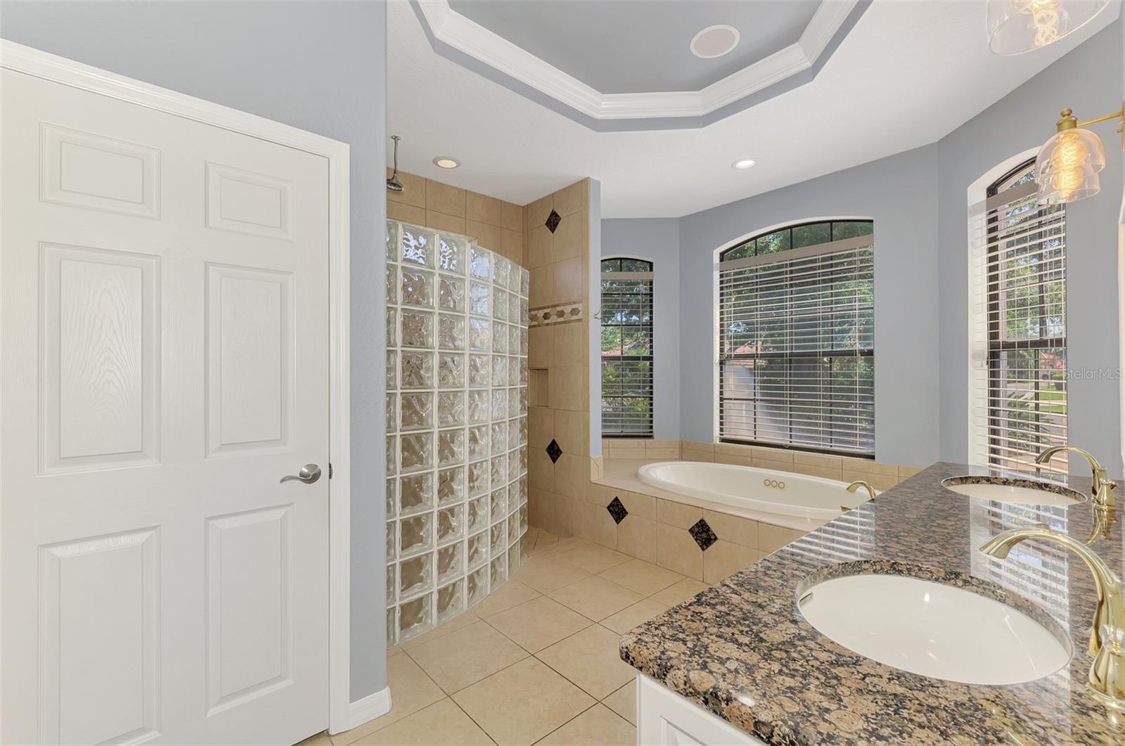 THREE OAKS - Residential