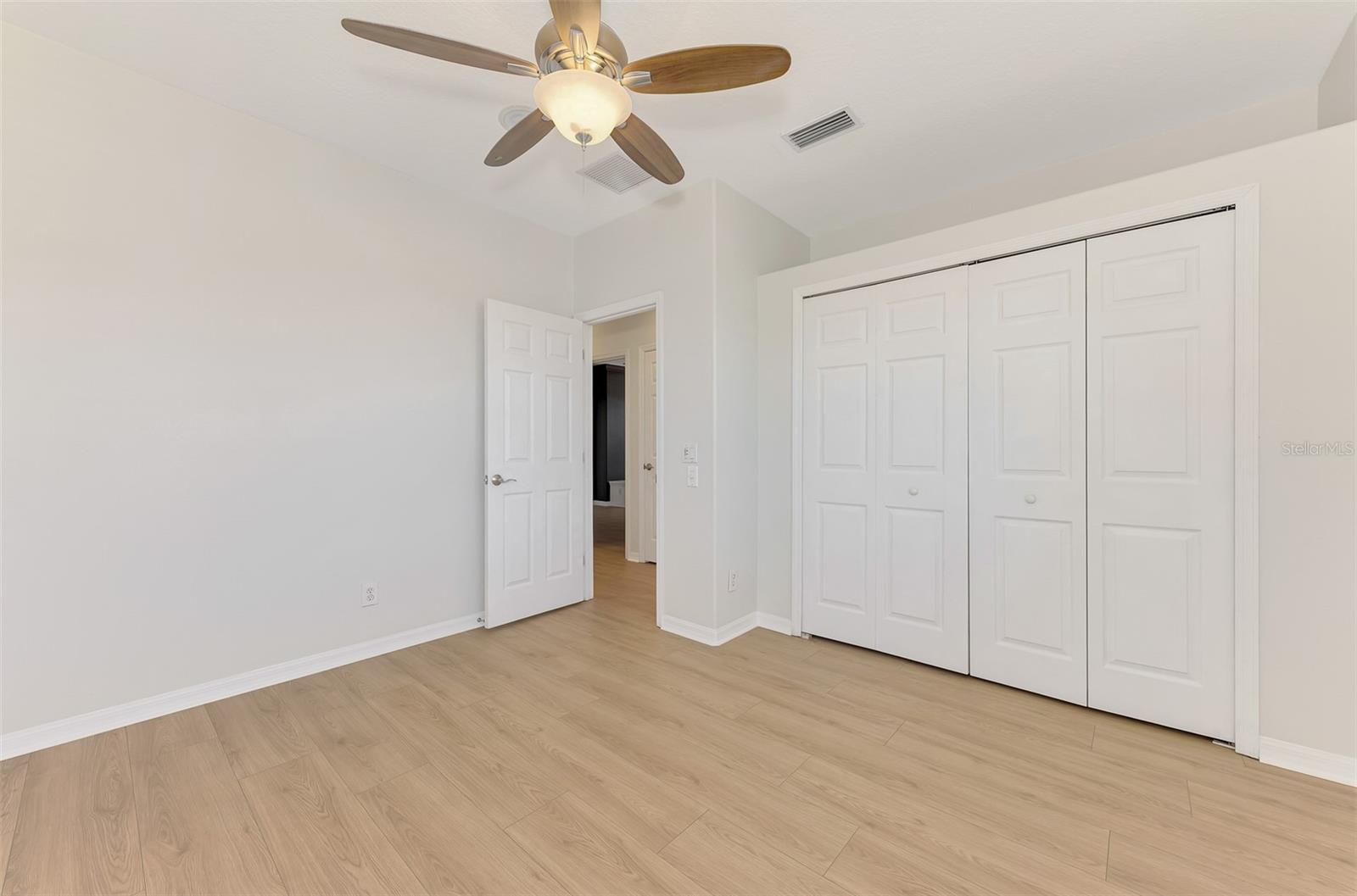 THREE OAKS - Residential