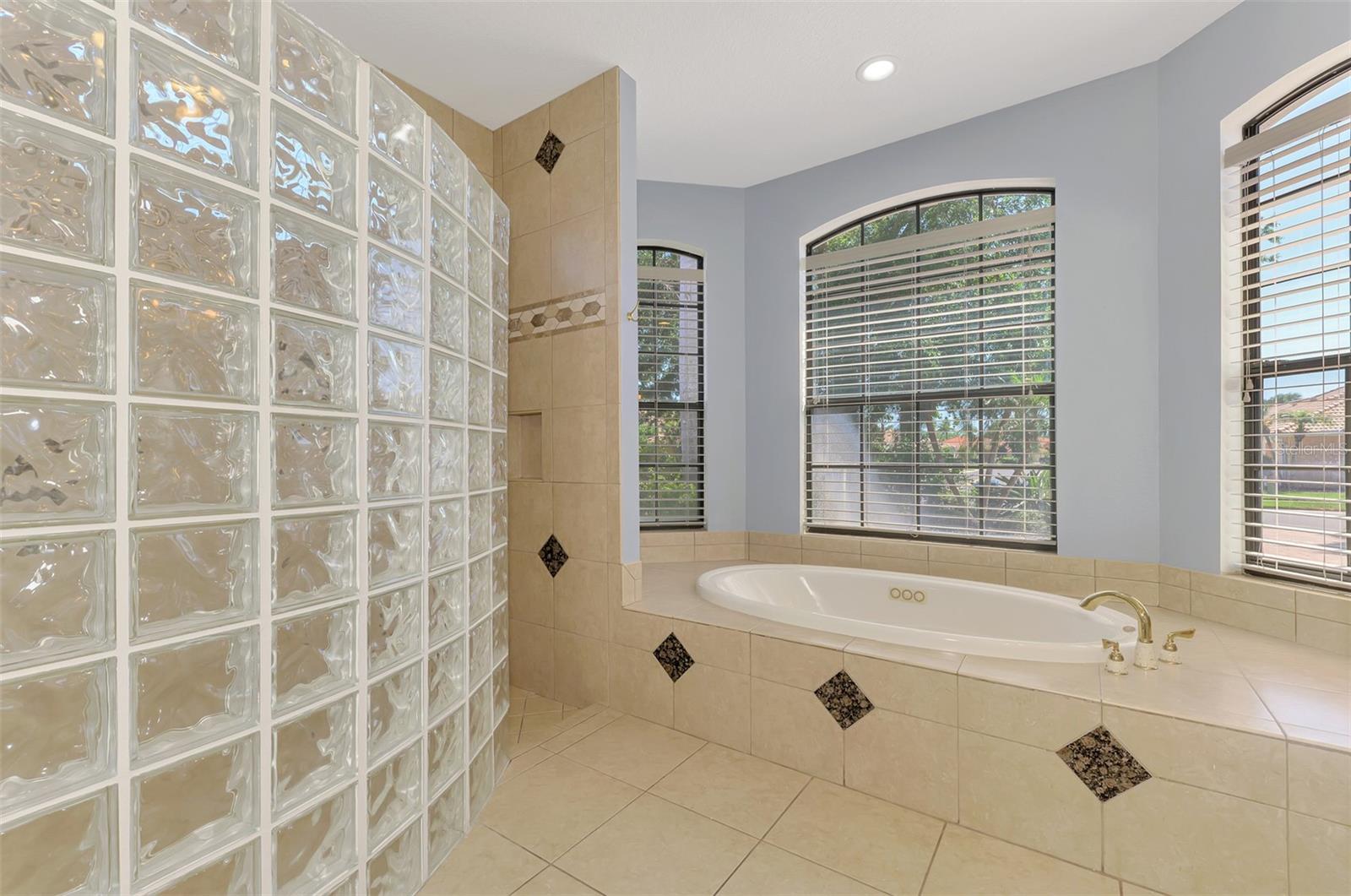 THREE OAKS - Residential