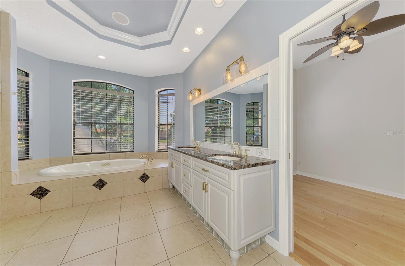 THREE OAKS - Residential