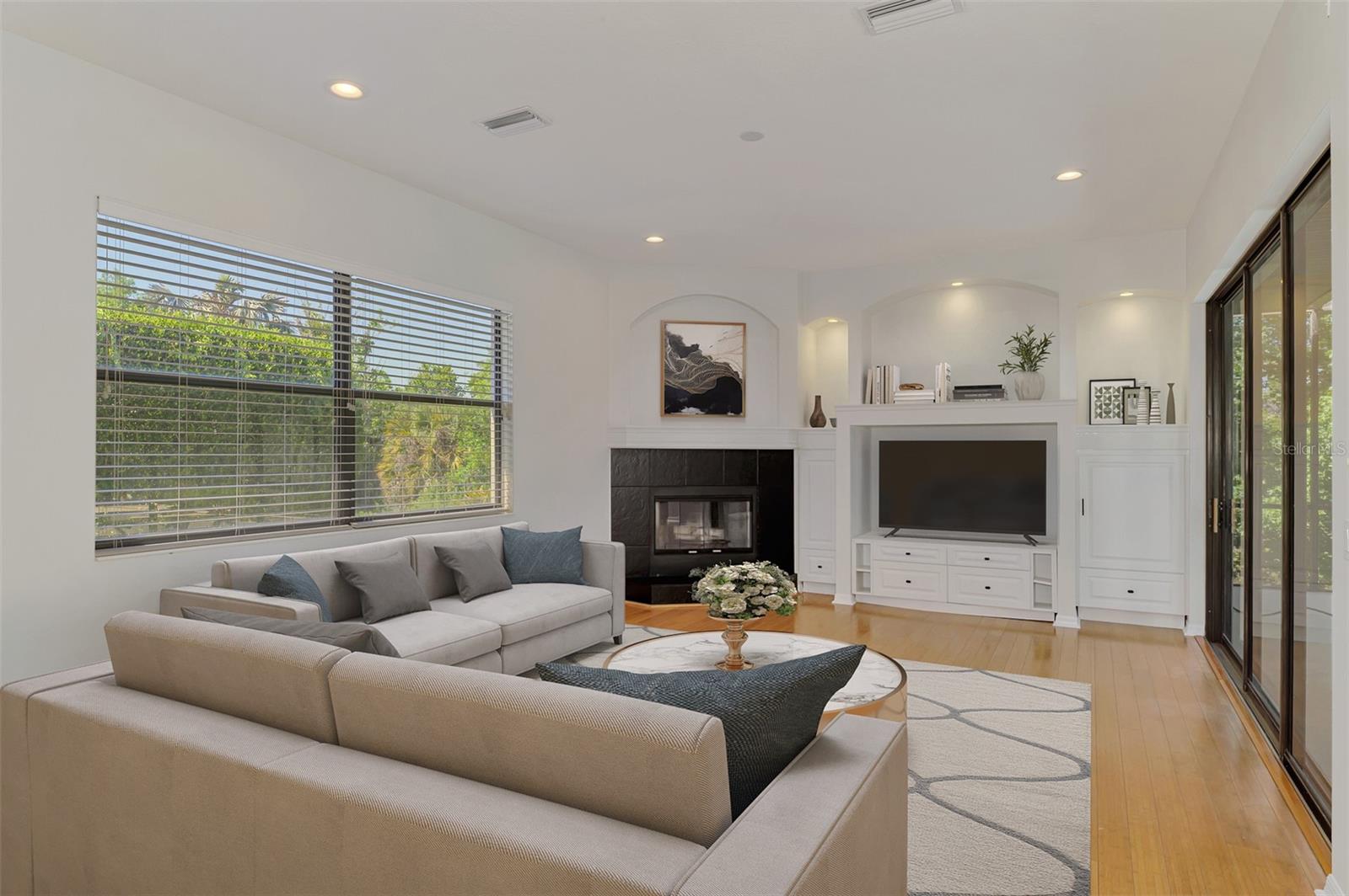 THREE OAKS - Residential