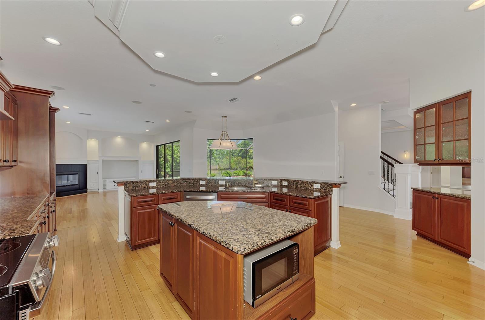 THREE OAKS - Residential