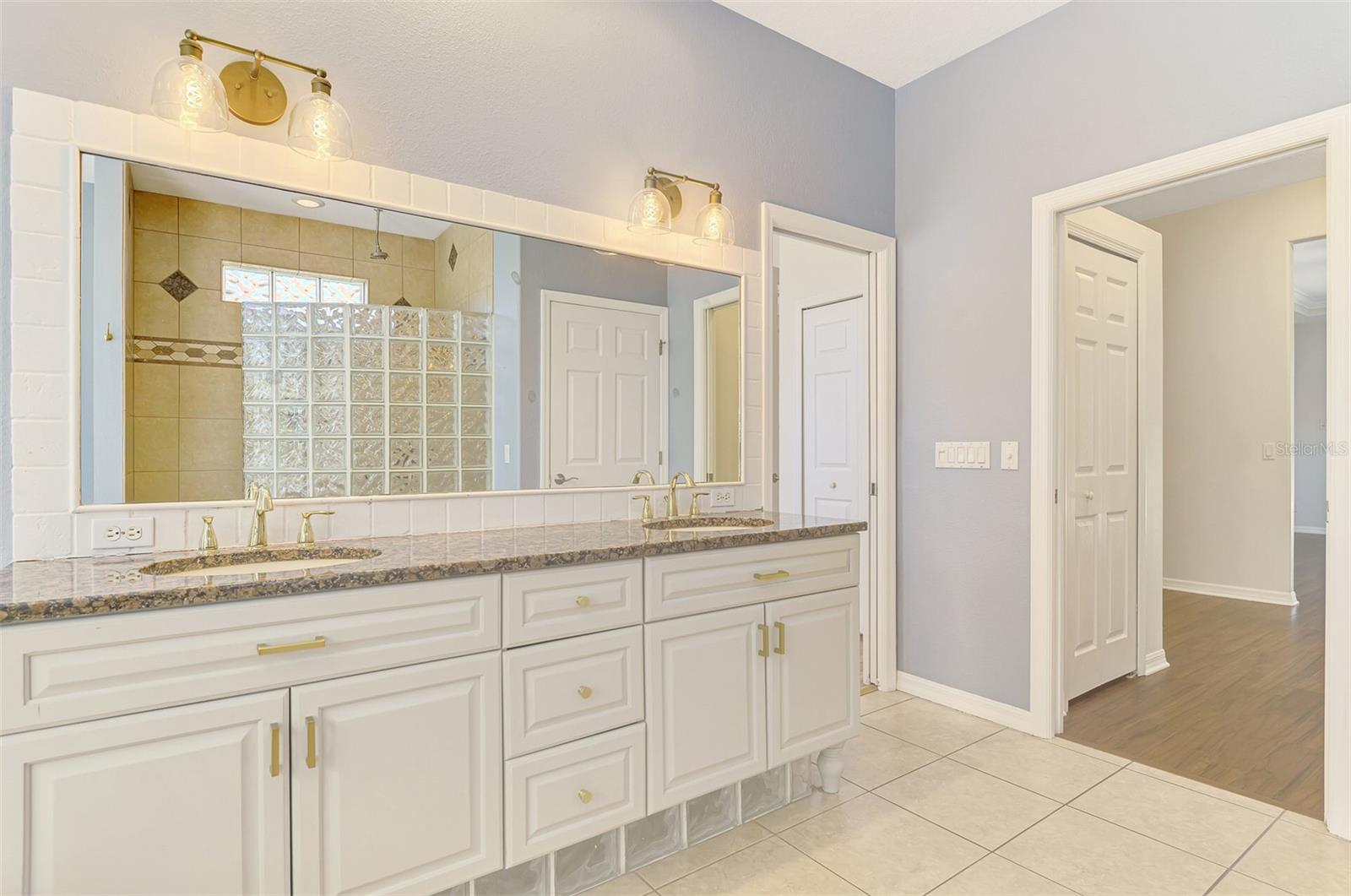THREE OAKS - Residential