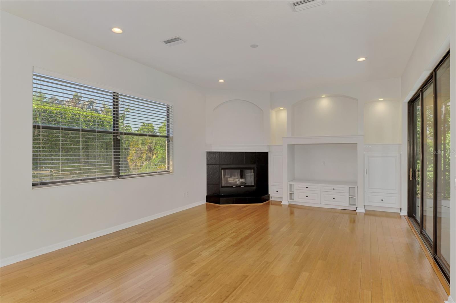 THREE OAKS - Residential