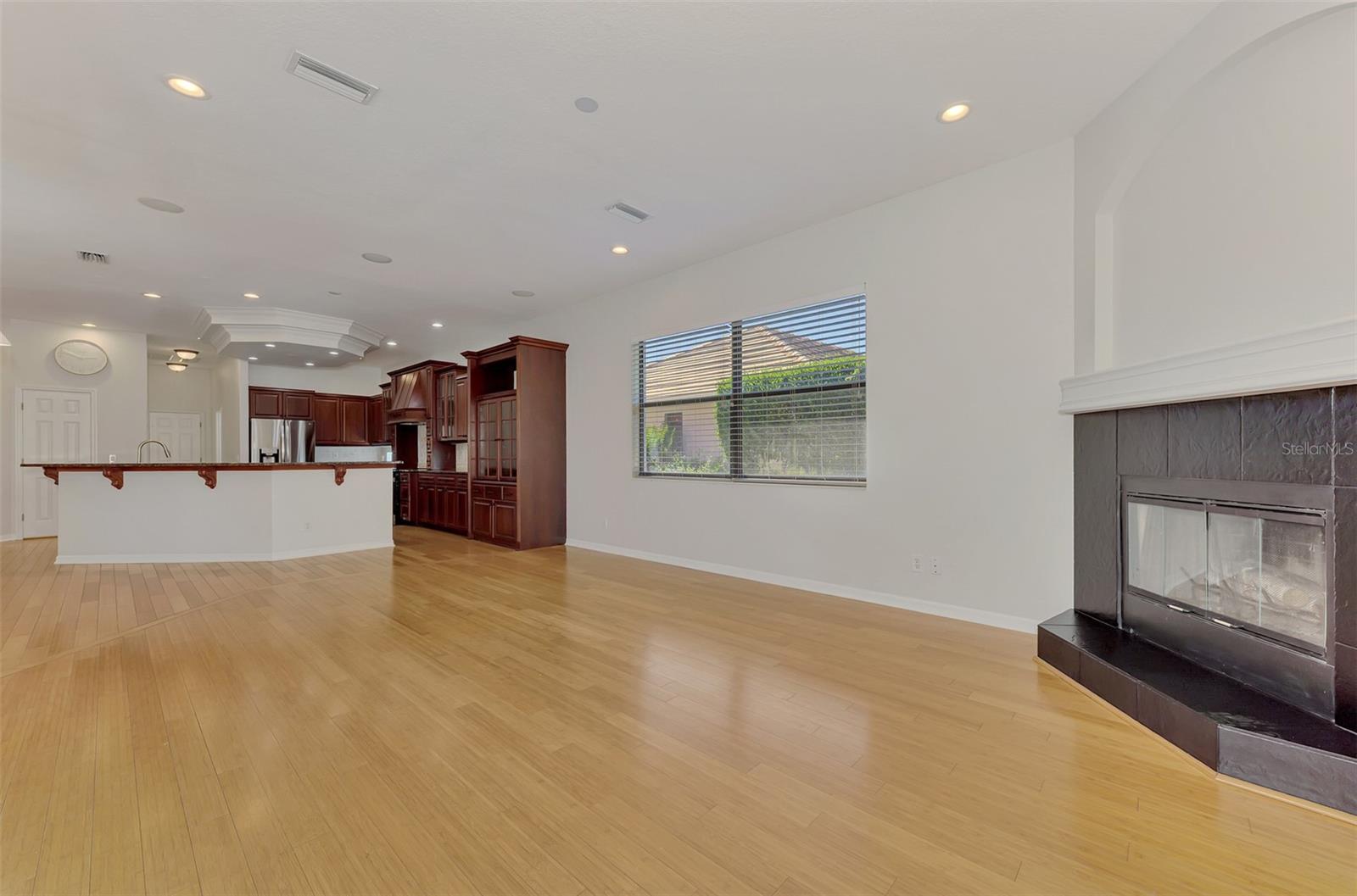 THREE OAKS - Residential
