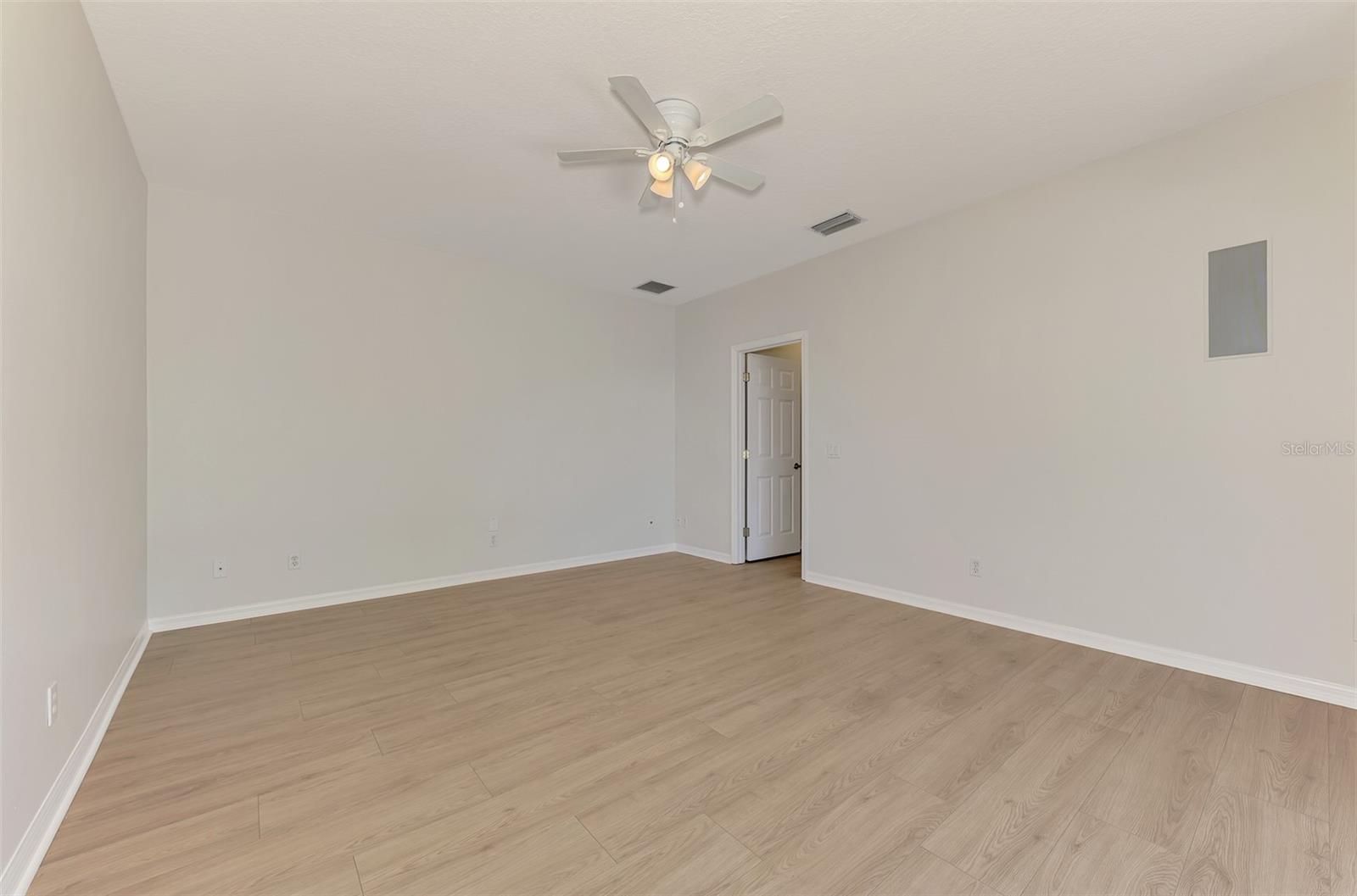 THREE OAKS - Residential