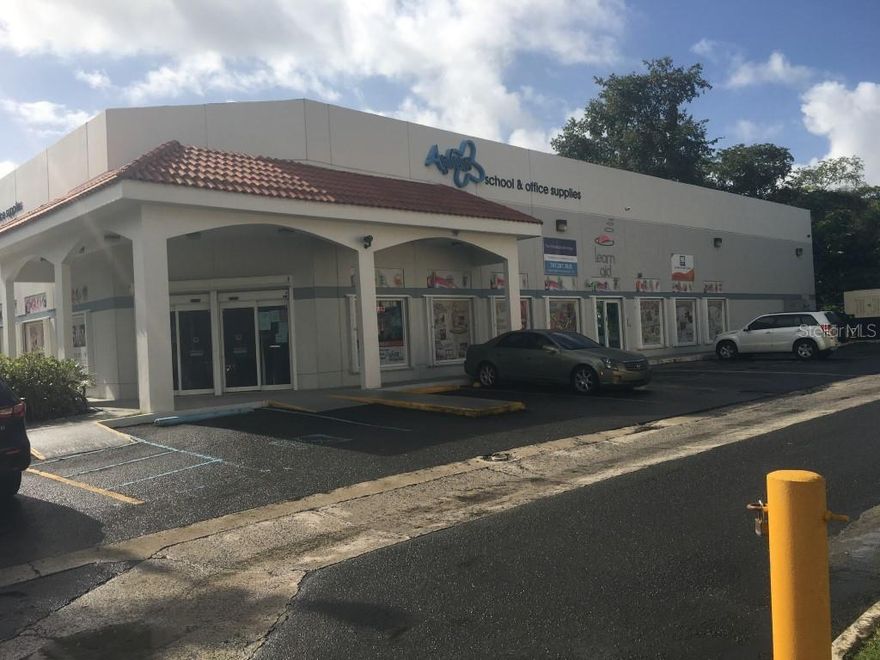 Commercial Office Space for Rent – Prime Location (Los Filtros Area, San Juan/Guaynabo Border)
Discover this professional space of approximately 1,000 square feet, ideal for administrative, medical, or professional offices.
Strategically located behind VAPR Federal Credit Union, near Carr. 177 (Los Filtros), A Plus School & Office Supplies, universities, schools, pharmacies, and shopping centers.
Main Features:
Approx. 1,000 sq. ft. of construction
Water and generator included
Air conditioning unit
Spacious and elegant reception area
Private offices (Presidential, 2 additional, and conference room)
Functional kitchenette
Private restroom
Marble floors
Storage area
Available parking
Perfect For:
Accounting, engineering, marketing, administration, public relations, real estate, consulting, medical services, or independent professionals.
In the heart of San Juan, bordering Guaynabo, offering easy access and excellent commercial visibility.