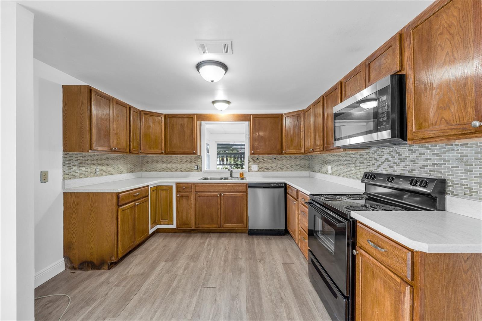 HOLLYWOOD ESTATES - Residential