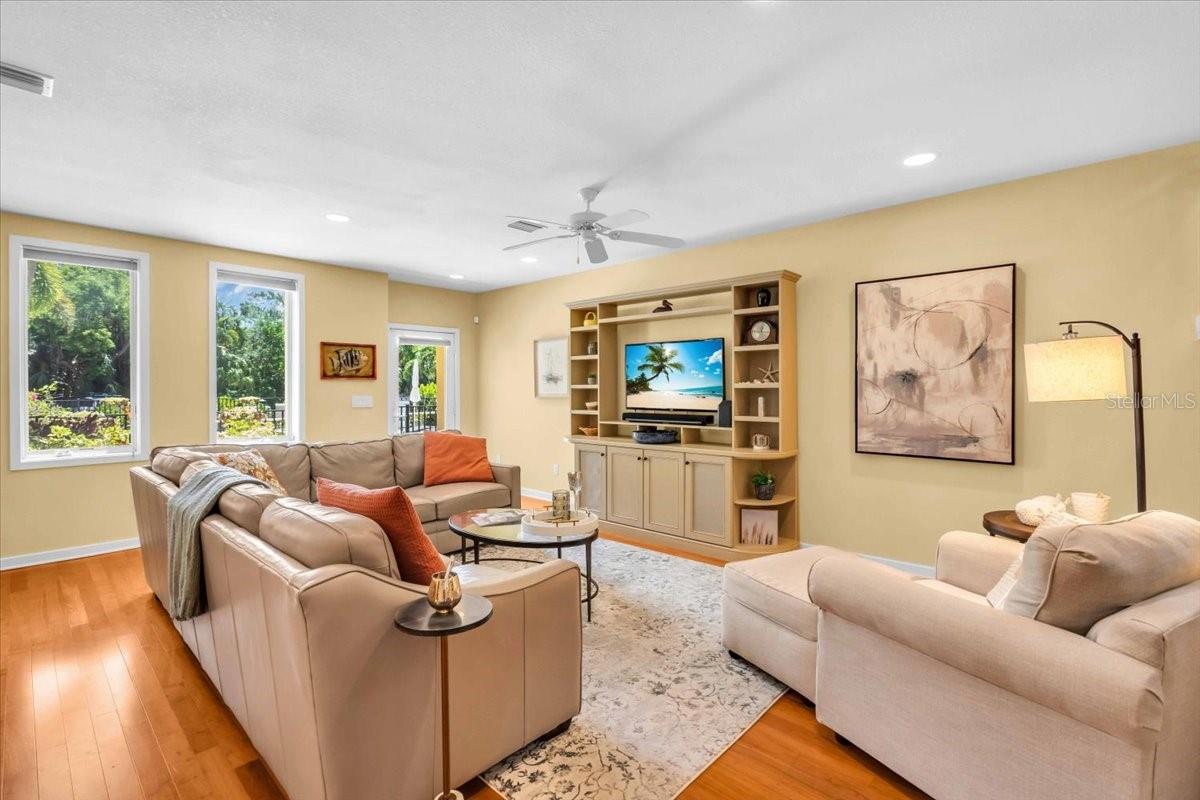 THE VILLAS ON LAUREL - Residential