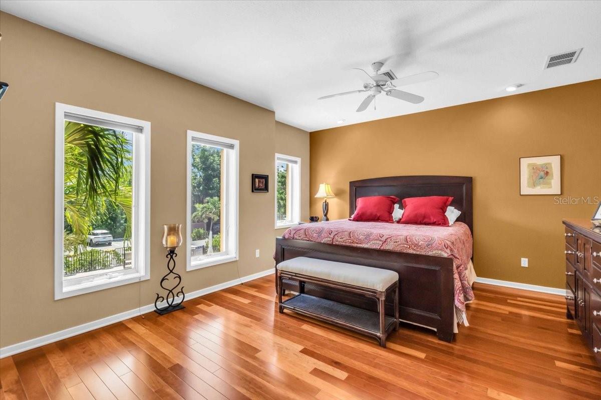 THE VILLAS ON LAUREL - Residential