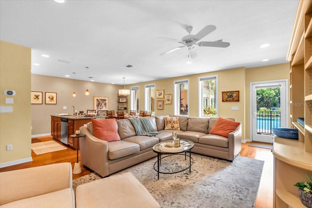 THE VILLAS ON LAUREL - Residential