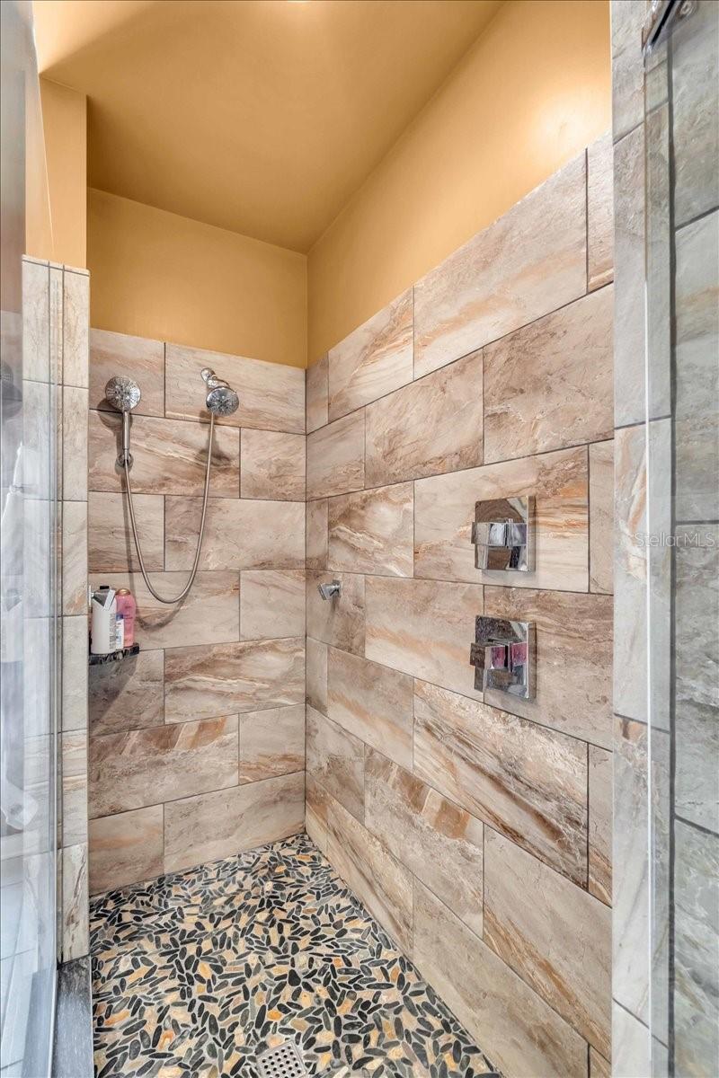 THE VILLAS ON LAUREL - Residential