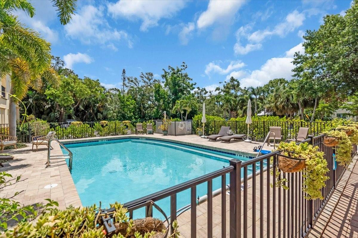 1685 LAUREL STREET 4