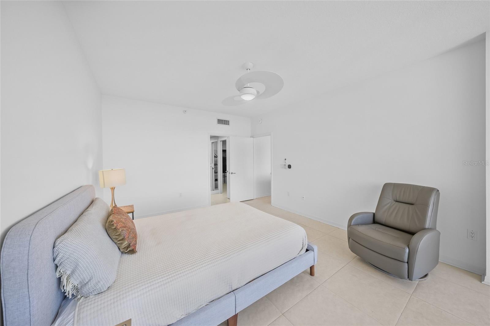 L ELEGANCE ON LIDO BEACH - Residential