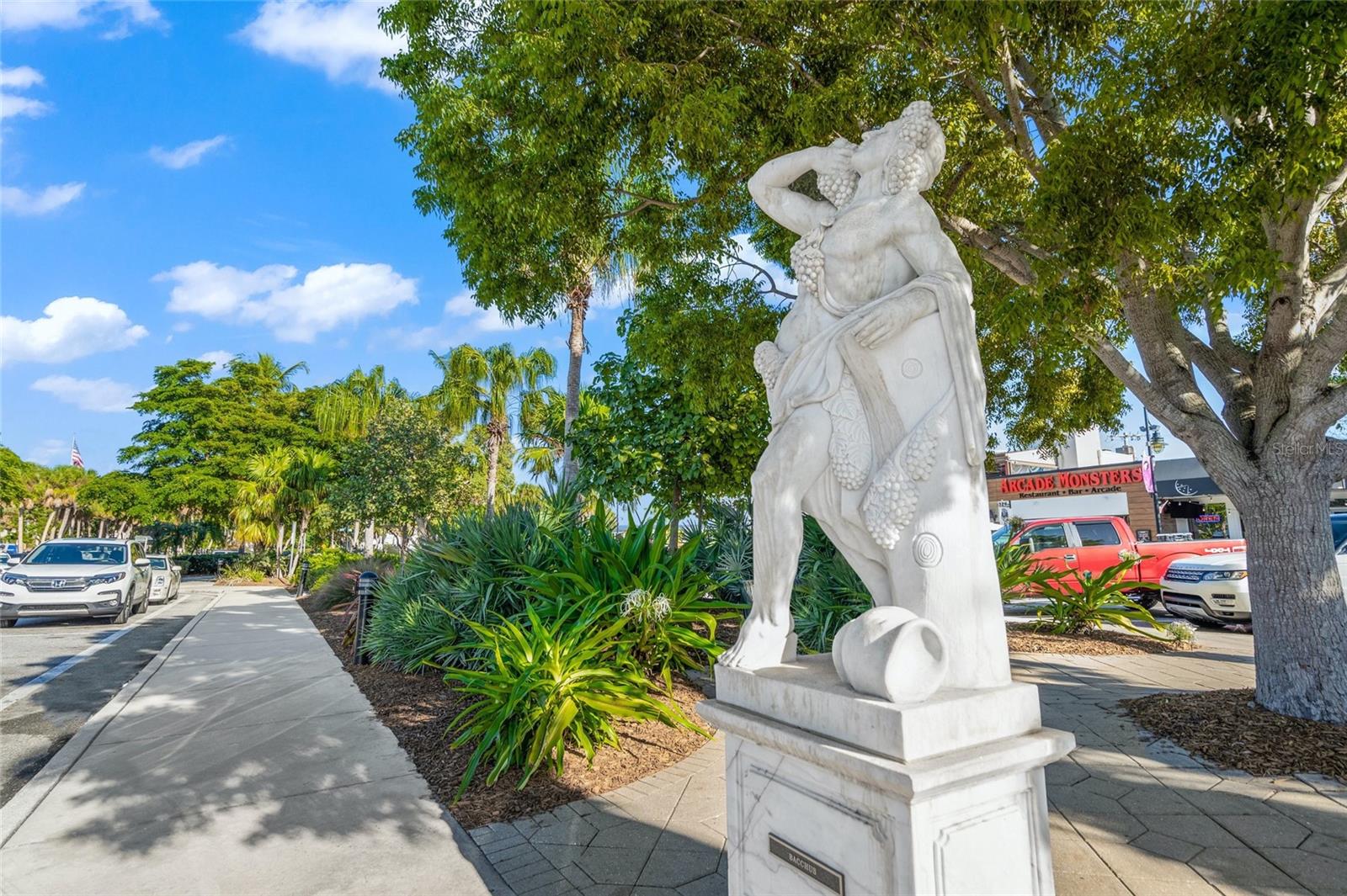 L ELEGANCE ON LIDO BEACH - Residential