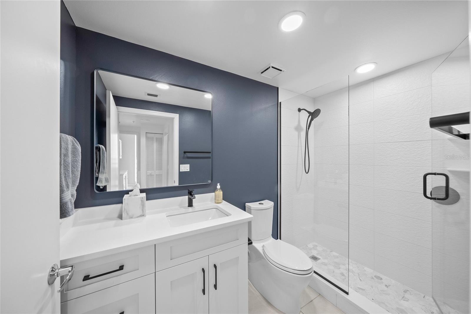 L ELEGANCE ON LIDO BEACH - Residential