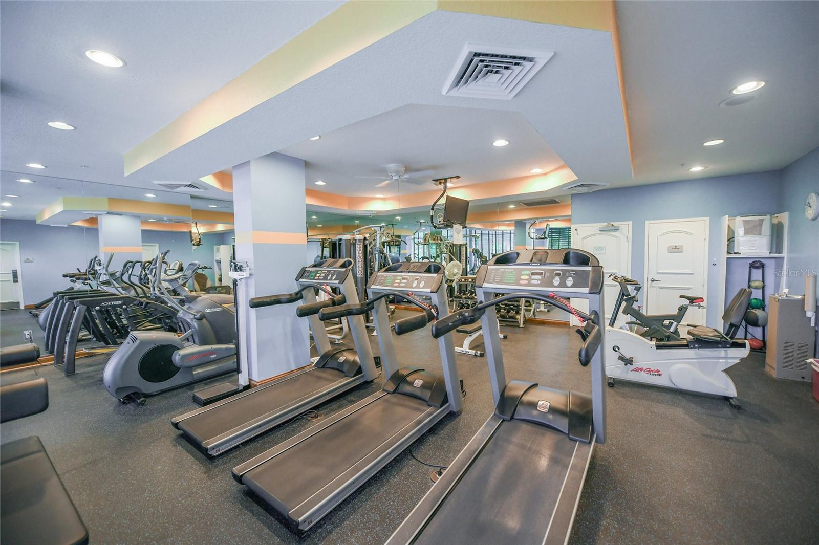 L ELEGANCE ON LIDO BEACH - Residential